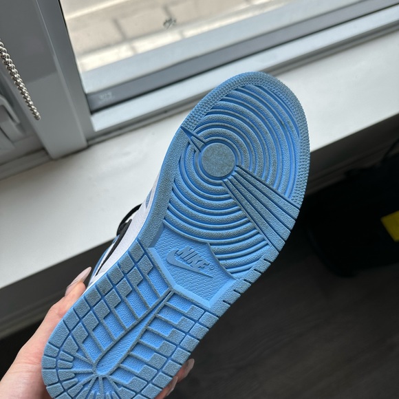 NIKE | Air Jordan 1 Retro High OG “University Blue” - Picture 4 of 12